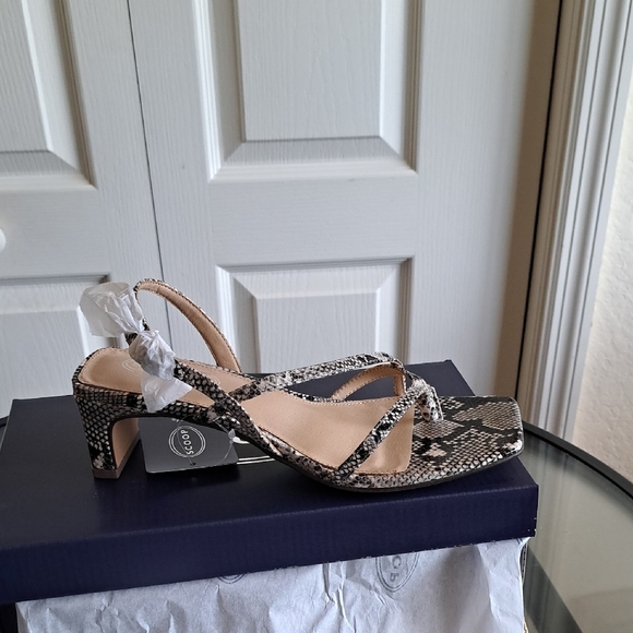 Elegant Black and White Sandals with Adjustable Straps - Picture 8 of 8